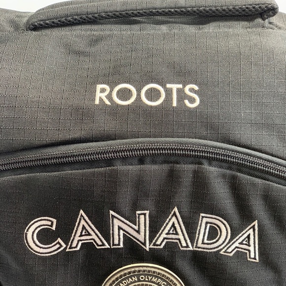 ROOTS |🇨🇦 Collector’s 2004 Olympic Messenger Bag - Picture 9 of 12